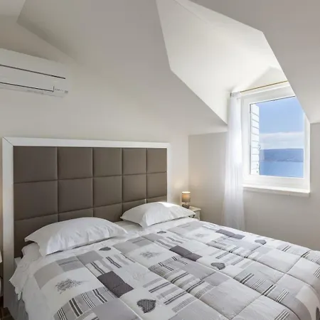 Luxury Libar Near Split, Heated Pool Jesenice (Split-Dalmatia)