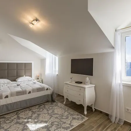 Luxury Libar Near Split, Heated Pool * Jesenice (Split-Dalmatia)