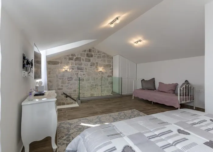 Luxury Libar Near Split, Heated Pool Jesenice (Split-Dalmatia)