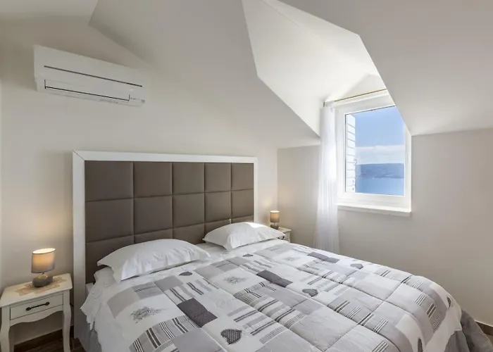 Luxury Libar Near Split, Heated Pool Jesenice (Split-Dalmatia)